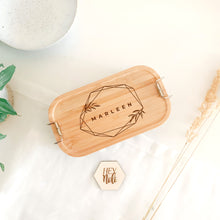 Lade das Bild in den Galerie-Viewer, Lunchbox M Name Logo Design